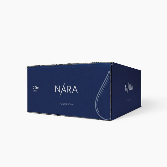 Krabice obsahující 20 plechovek perlivé vody Nara s elegantním designem